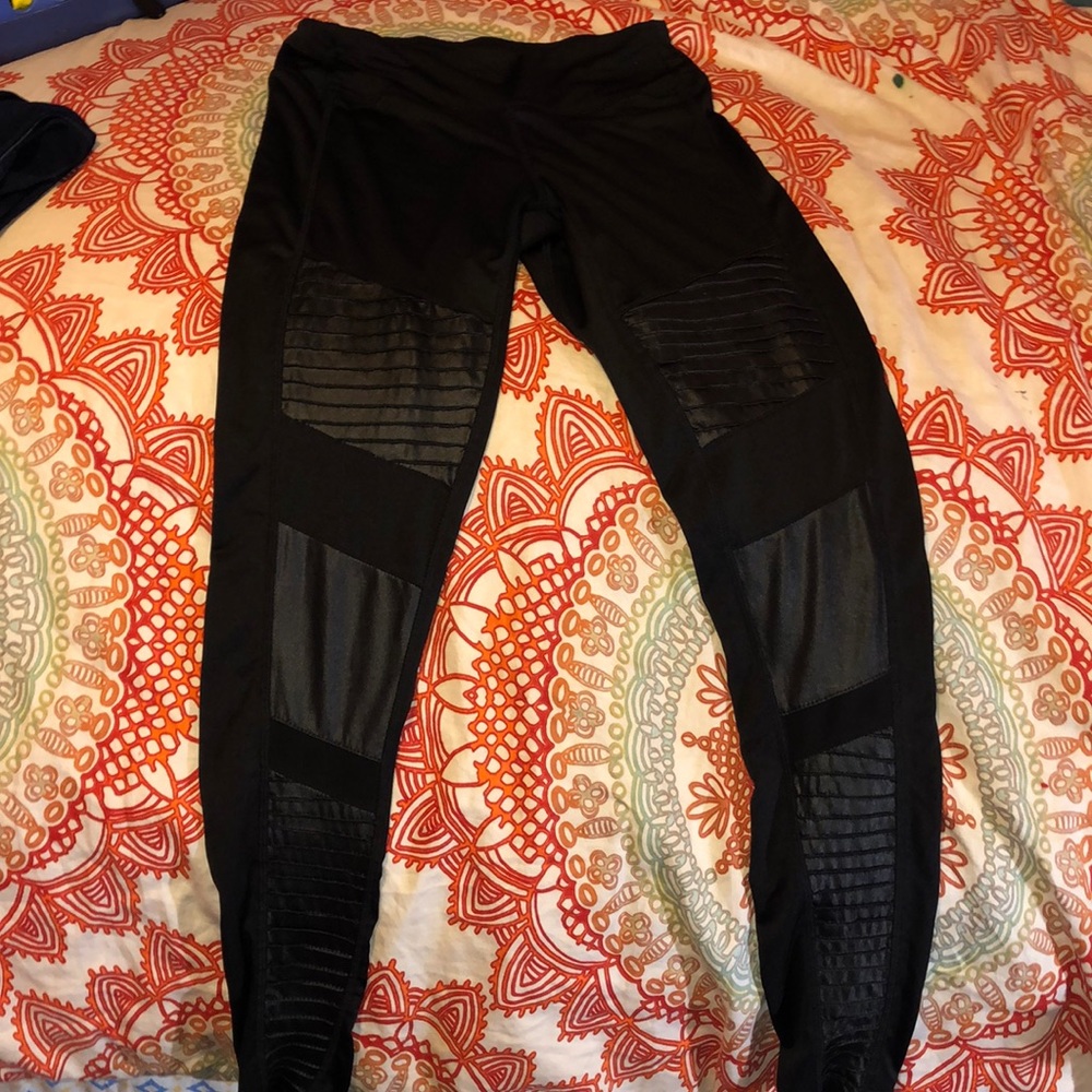 Hot kiss leggings.